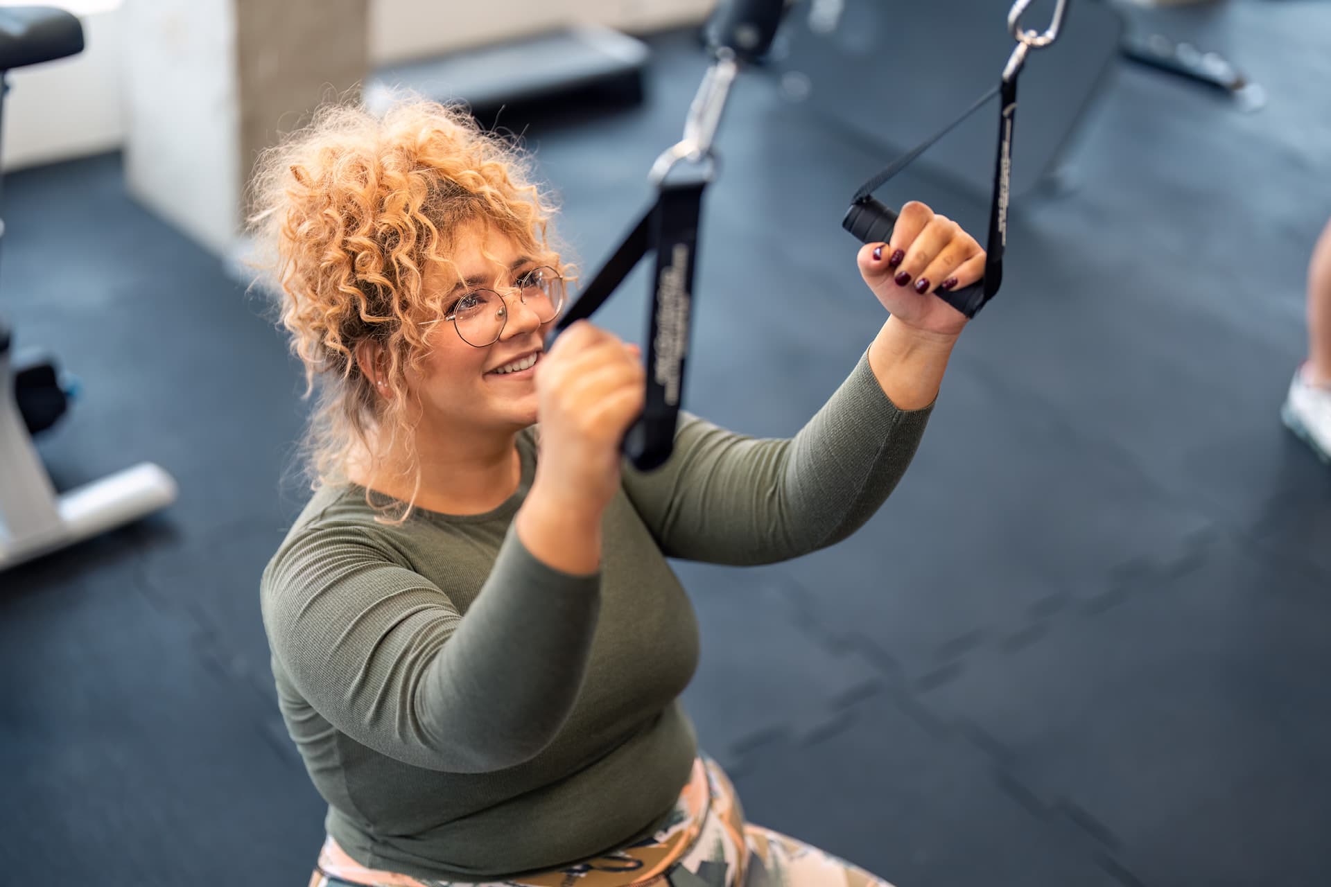 Woman does strength workout on pulley