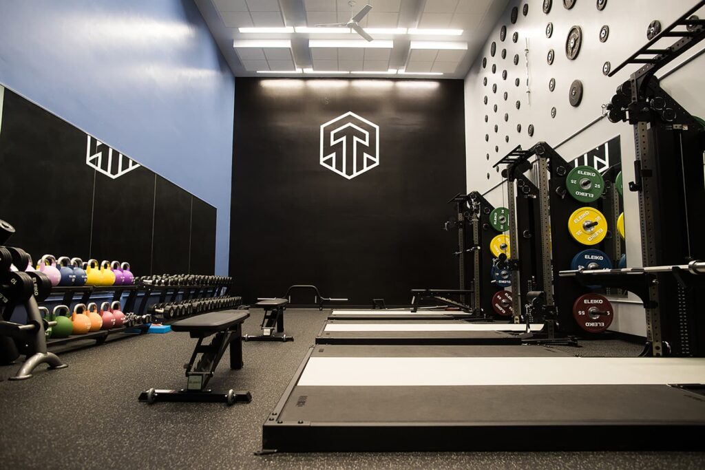 Training studio with lifting platforms